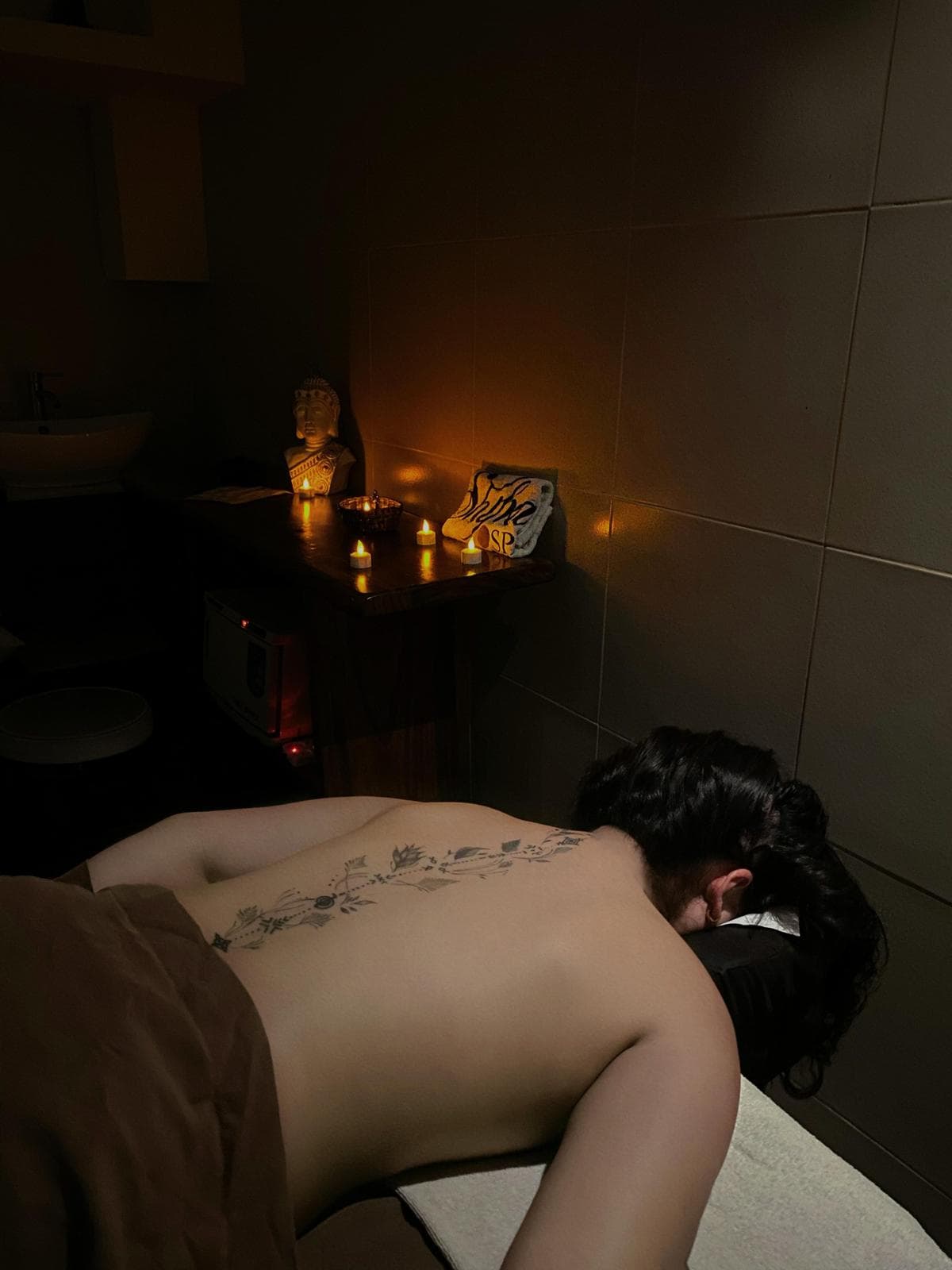 masaje de cabeza, velas encendidas